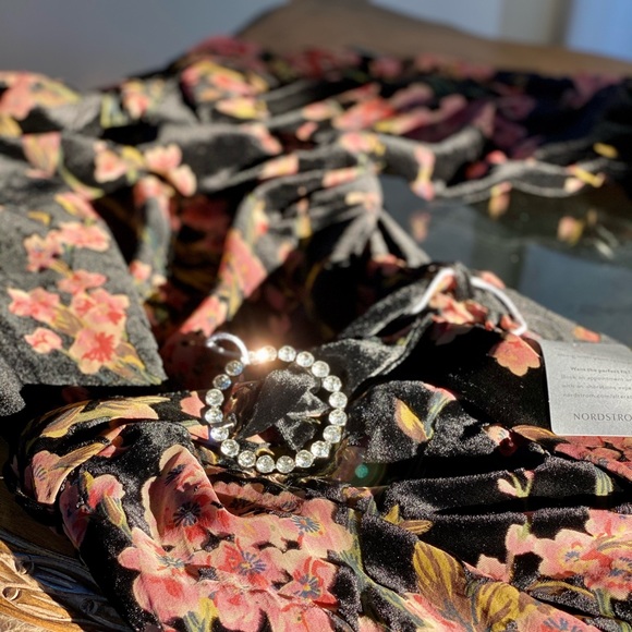 Velvet mini dress by Lavish Allice - Picture 2 of 3